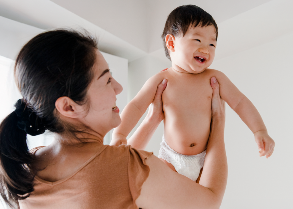 ลูกวัย 3–6 เดือน เริ่มทำอะไรได้บ้าง? มาเช็กพัฒนาการกัน!