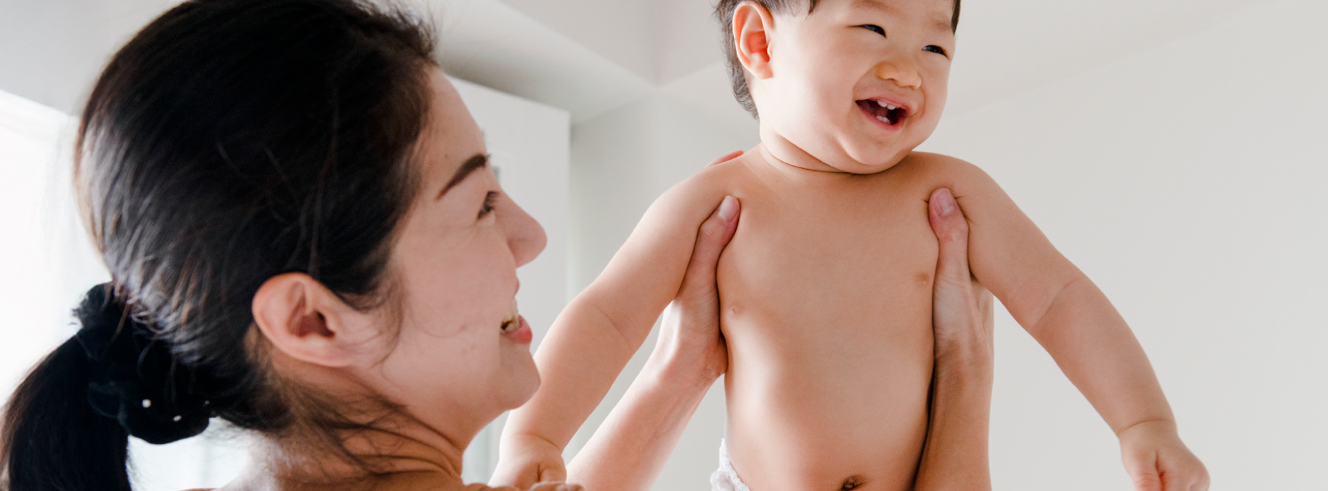 ลูกวัย 3–6 เดือน เริ่มทำอะไรได้บ้าง? มาเช็กพัฒนาการกัน!