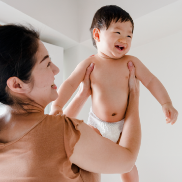 ลูกวัย 3–6 เดือน เริ่มทำอะไรได้บ้าง? มาเช็กพัฒนาการกัน!