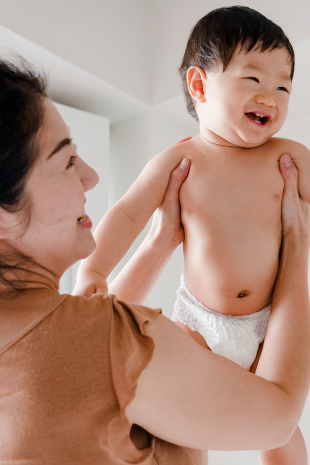 ลูกวัย 3–6 เดือน เริ่มทำอะไรได้บ้าง? มาเช็กพัฒนาการกัน!