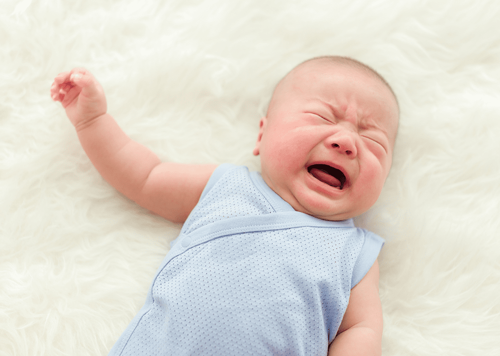 Ребенок 6 месяцев беспокойный. Младенец плачет. Младенческие колики. Беспокойный малыш. Плачущий ребенок.