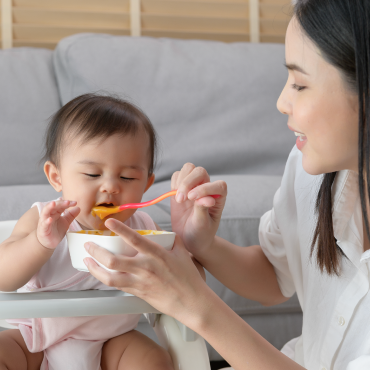 คู่มือแม่มือใหม่ อาหารที่เหมาะกับลูกแต่ละวัยตั้งแต่แรกเกิด - 3 ปี